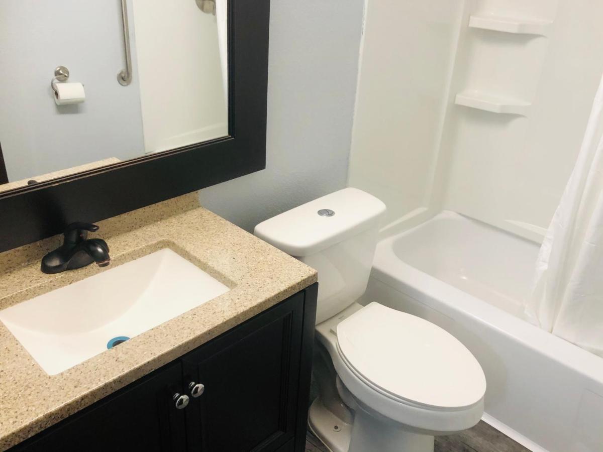 Montgomery Inn & Suites Extérieur photo
