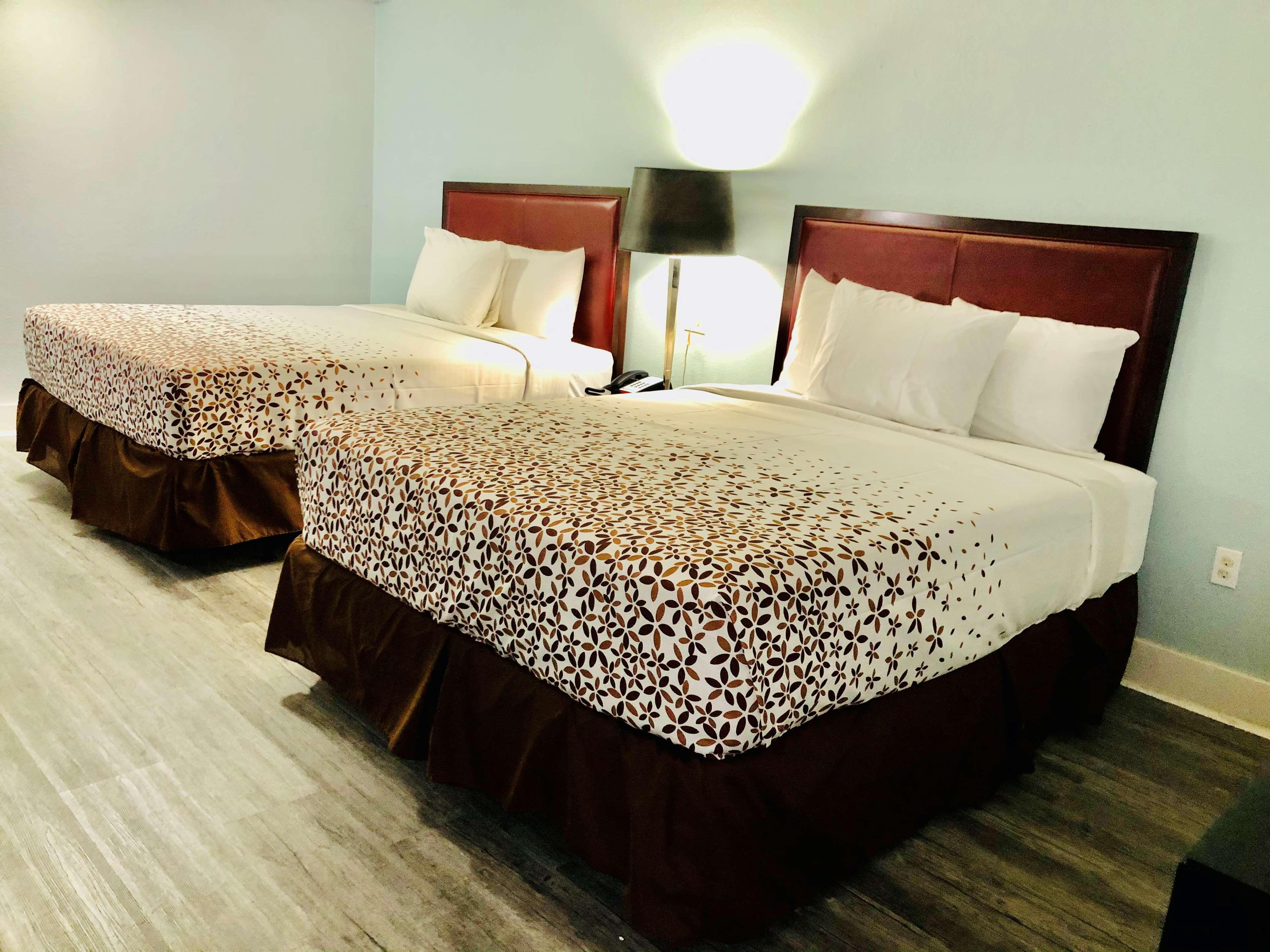 Montgomery Inn & Suites Extérieur photo